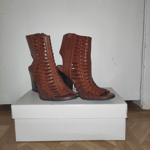 Forever 21 gladiator sandals/ heels - Picture 4 of 4